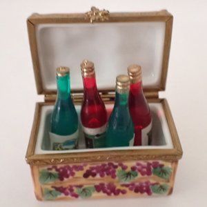 LIMOGES /Made in France porcelain box w/grapes and vines and surprise.